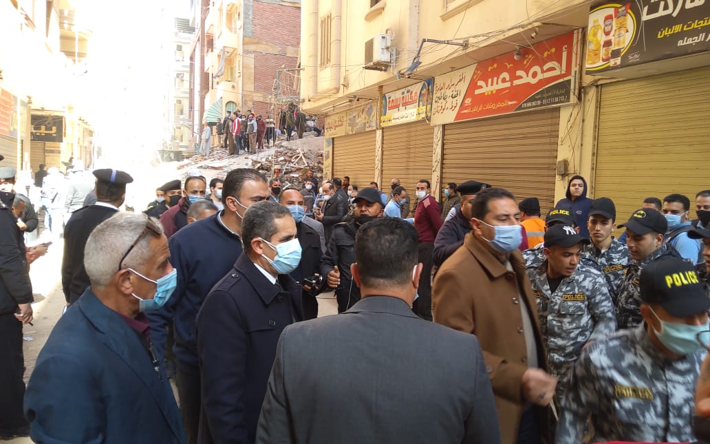 انهيار منزل من ٤طوابق بالمحلةوالمحافظ يشرف على انقاذ الضحايا-صور