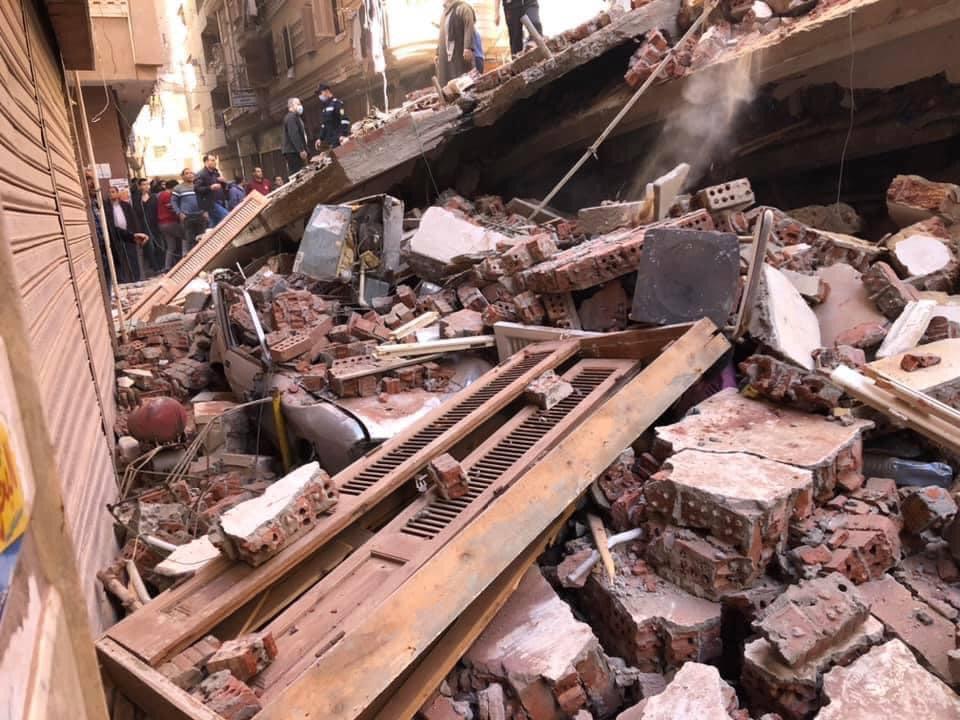 انهيار منزل من ٤طوابق بالمحلةوالمحافظ يشرف على انقاذ الضحايا-صور