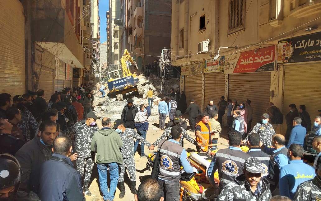 انهيار منزل من ٤طوابق بالمحلةوالمحافظ يشرف على انقاذ الضحايا-صور