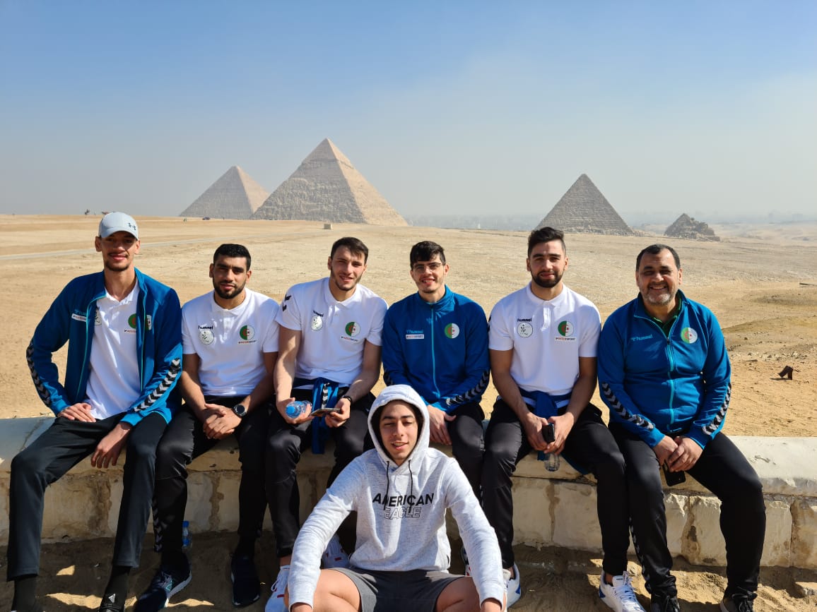 مونديال العالم.. منتخب الجزائرلكرة اليد في زيارة لاهرامات 