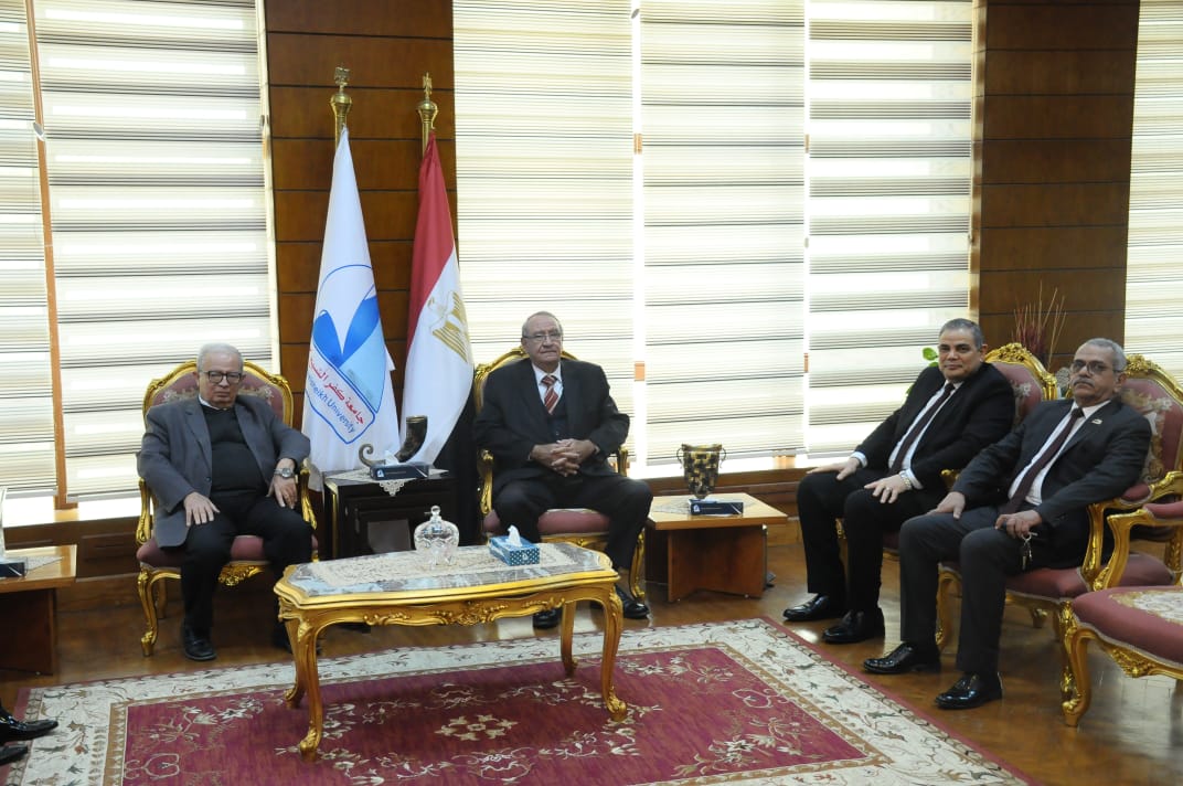 رئيس جامعة كفر الشيخ يترأس لجنة اختيارعميد كلية التجارة  
