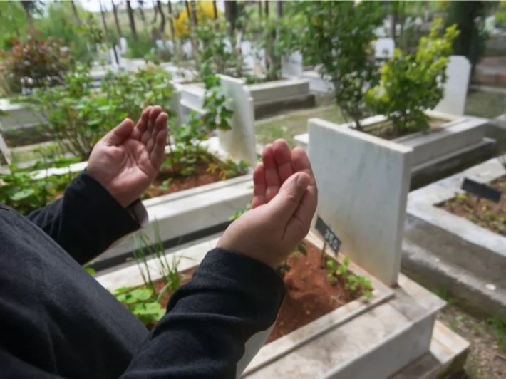 هل يستحب زيارة المقابر يوم الجمعة وما فضلها شرعيا؟ 