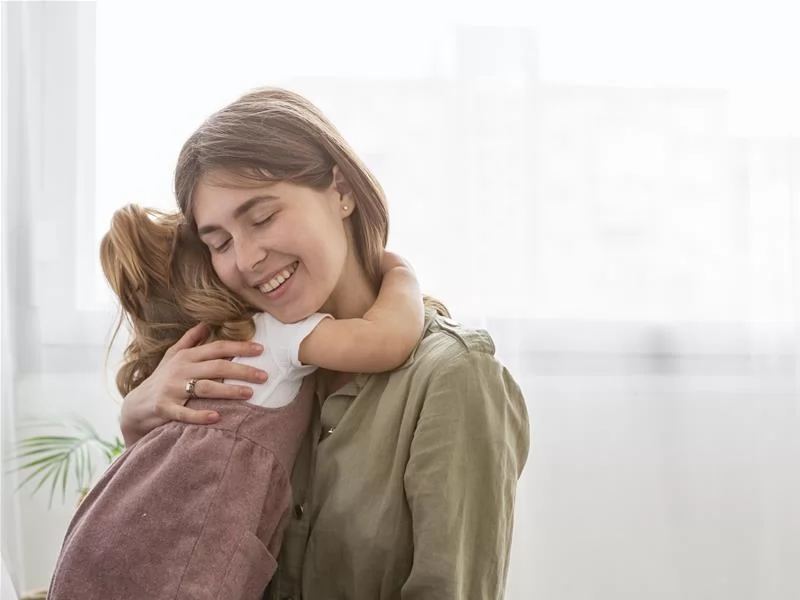 اهمية احتضان الأم لطفلها بشكل يومي 