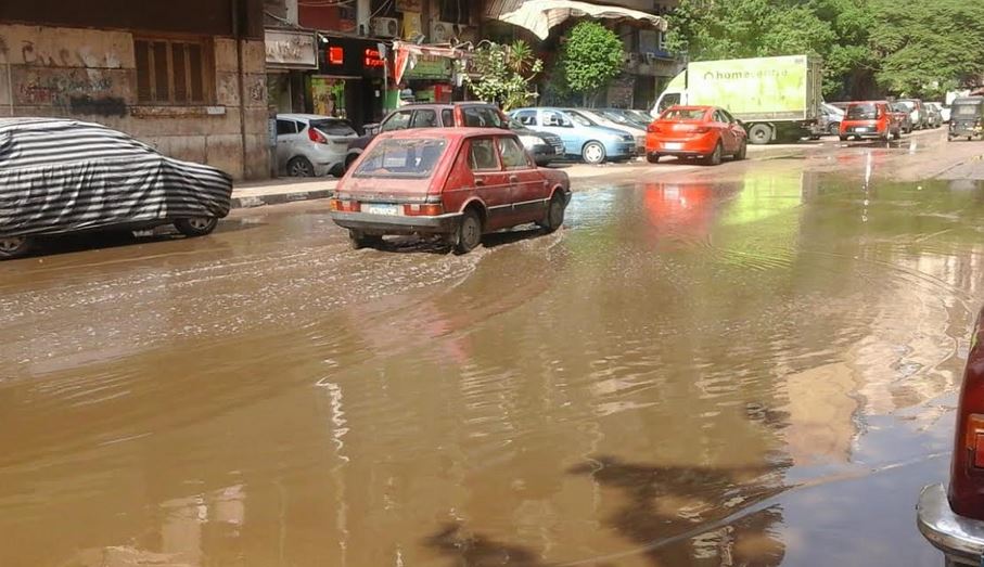  اهالى حى الزيتون بالقاهرة يطالبون بشفط مياه الامطار من الشوارع الرئيسية.. صور