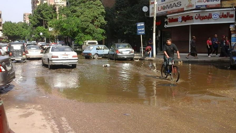  اهالى حى الزيتون بالقاهرة يطالبون بشفط مياه الامطار من الشوارع الرئيسية.. صور