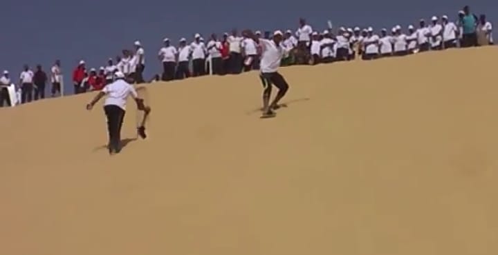 رمال الصحراء  تتحول إلى جليد لممارسة رياضة التزلج بالوادى الجديد.صور