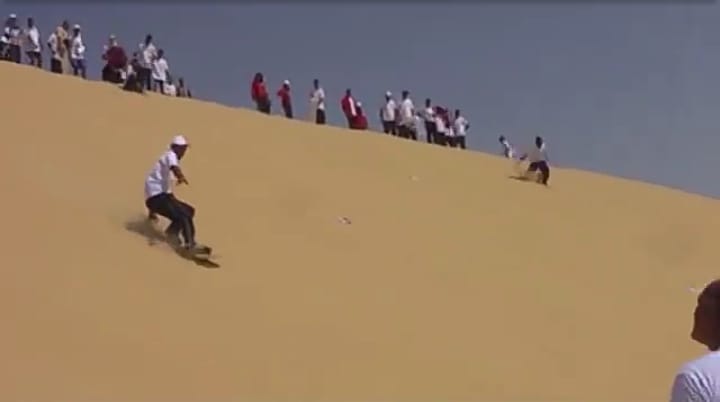 رمال الصحراء  تتحول إلى جليد لممارسة رياضة التزلج بالوادى الجديد.صور