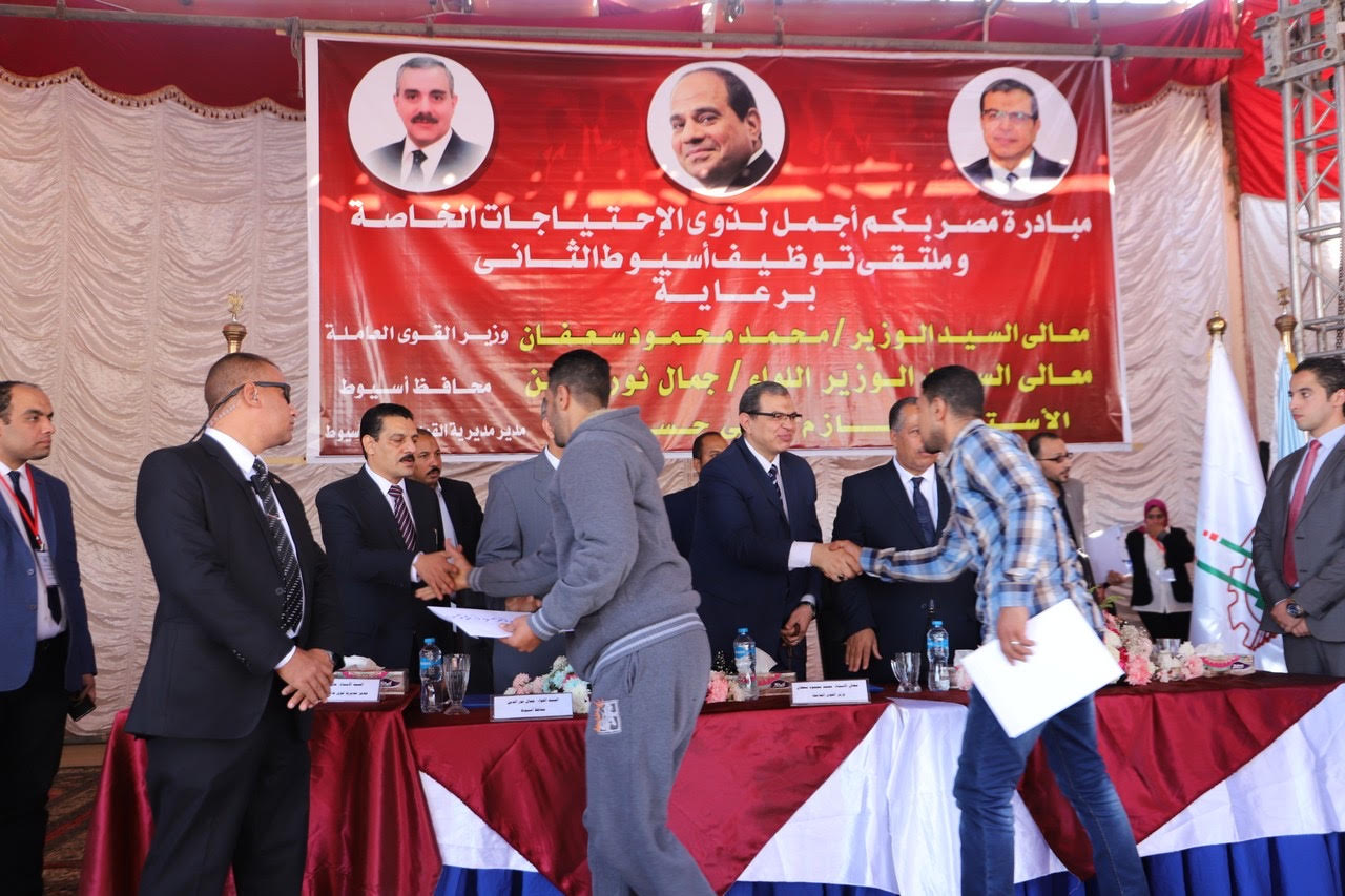   سعفان يسلم 29 عقد عمل لمتحدى الإعاقة فى بداية مبادرة 
