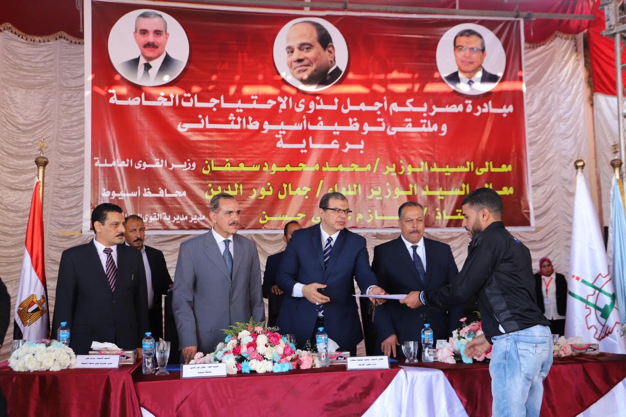    سعفان يسلم 29 عقد عمل لمتحدى الإعاقة فى بداية مبادرة 