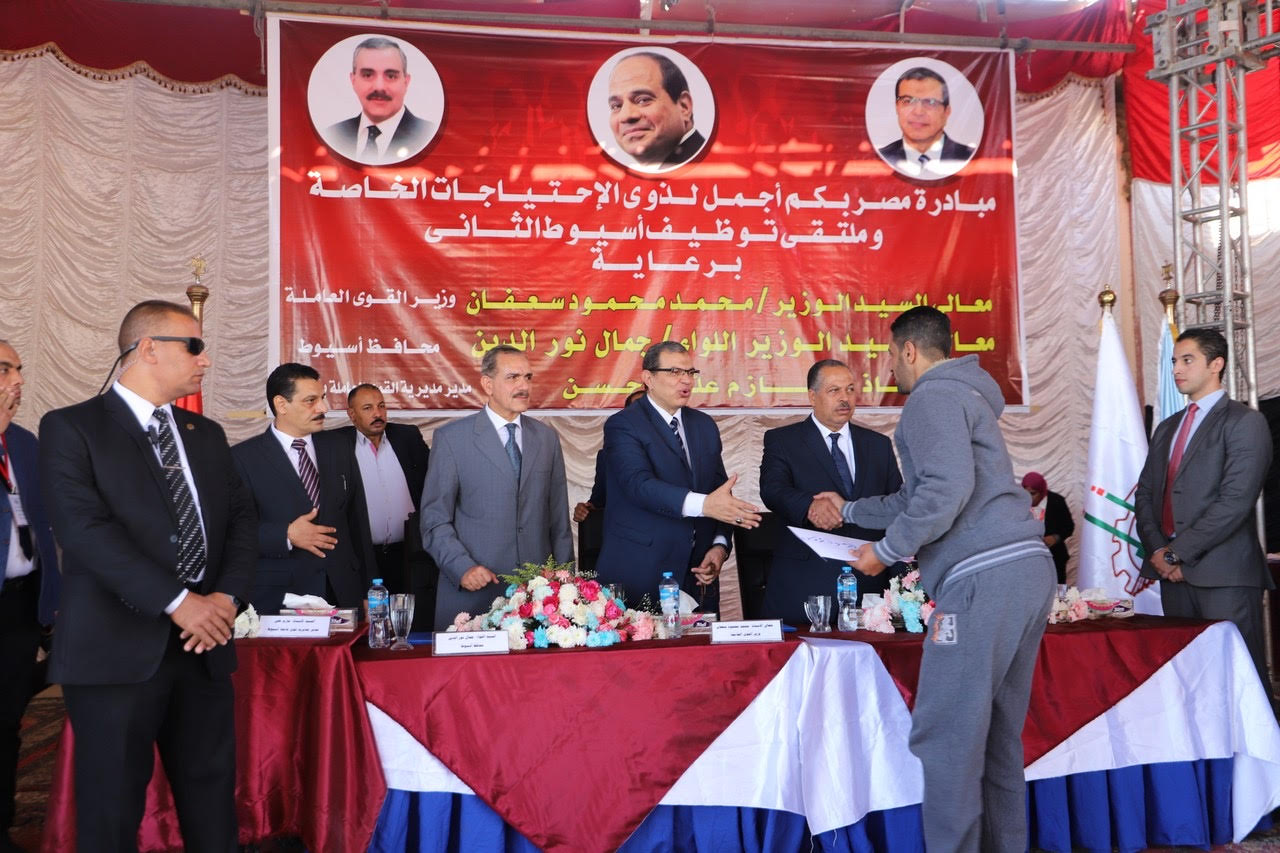    سعفان يسلم 29 عقد عمل لمتحدى الإعاقة فى بداية مبادرة 