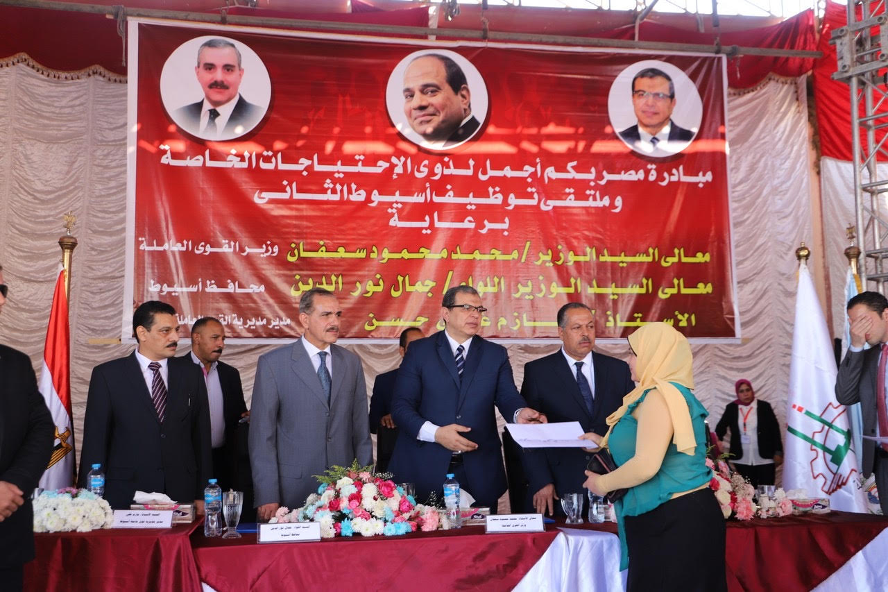    سعفان يسلم 29 عقد عمل لمتحدى الإعاقة فى بداية مبادرة 