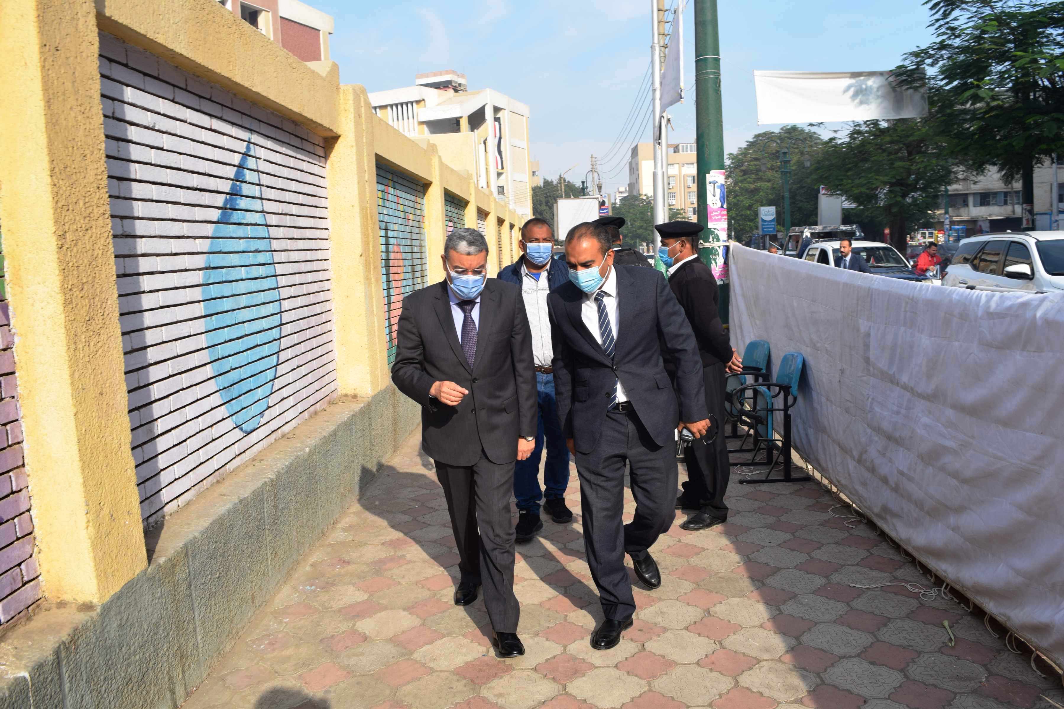 محافظ المنيا يتفقد لجان انتخابات الاعادة مع بدء اعمالها 