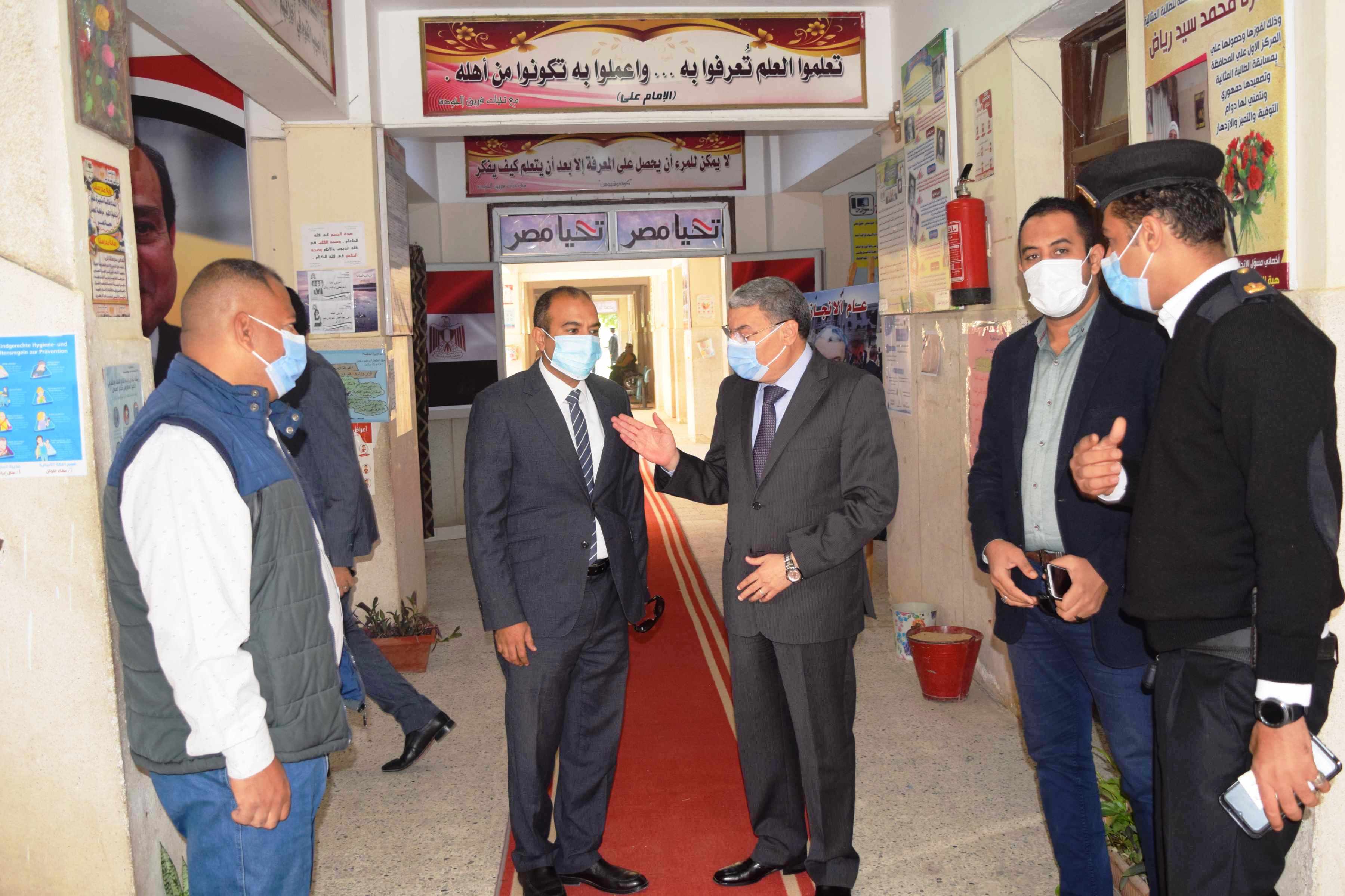 محافظ المنيا يتفقد لجان انتخابات الاعادة مع بدء اعمالها 