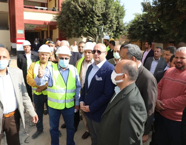 محافظ بني سويف يتفقد المجمعات الخدميه ومدارس قرية بنى عدى  