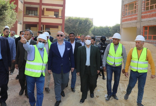 محافظ بني سويف يتفقد المجمعات الخدميه ومدارس قرية بنى عدى  