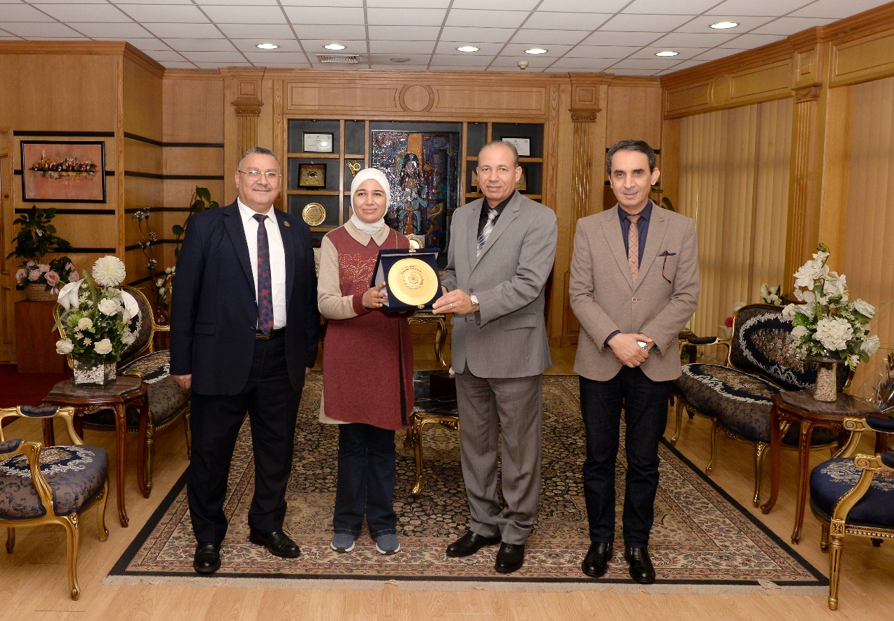 رئيس جامعة المنصورة يكرم قاهرة الظلام أول باحثة تحصل على الدكتوراة 
