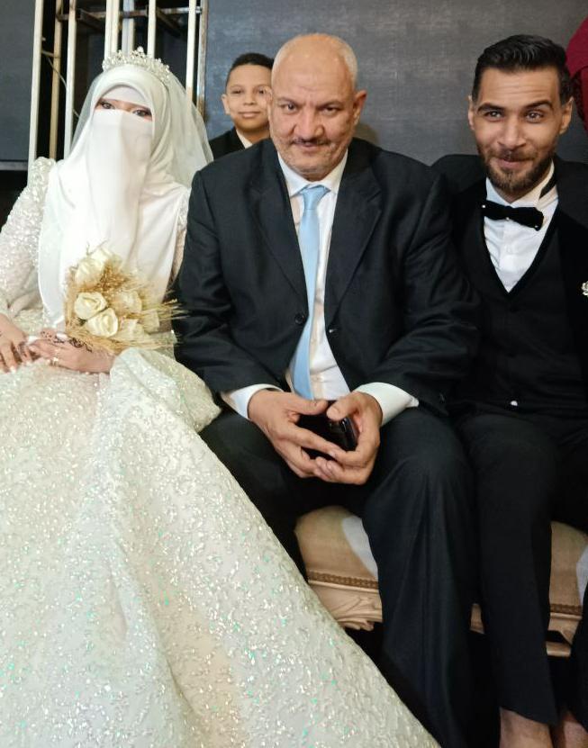 والد العروس يتوسط نورهانده واحمد 