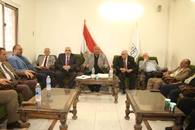 عبد التواب يلتقى ممثلى نقابة المعلمين بالمحافظه