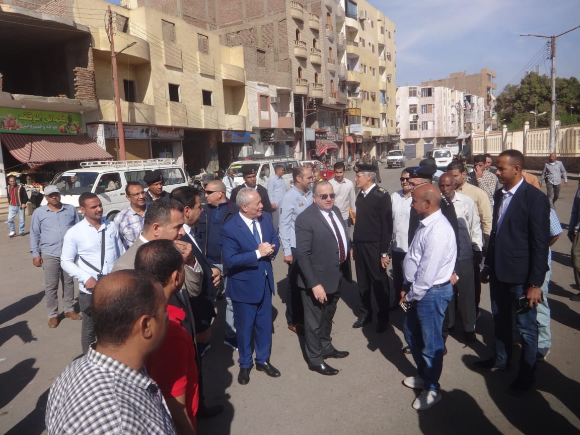 محافظ الأقصر يفتتح سوق الخضارومشروعات تطوير مواقف البياضية وأرمنت