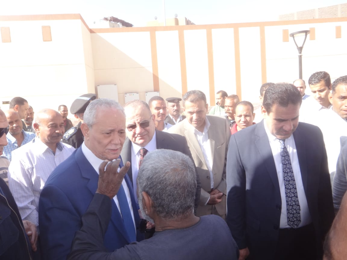 محافظ الأقصر يفتتح سوق الخضارومشروعات تطوير مواقف البياضية وأرمنت