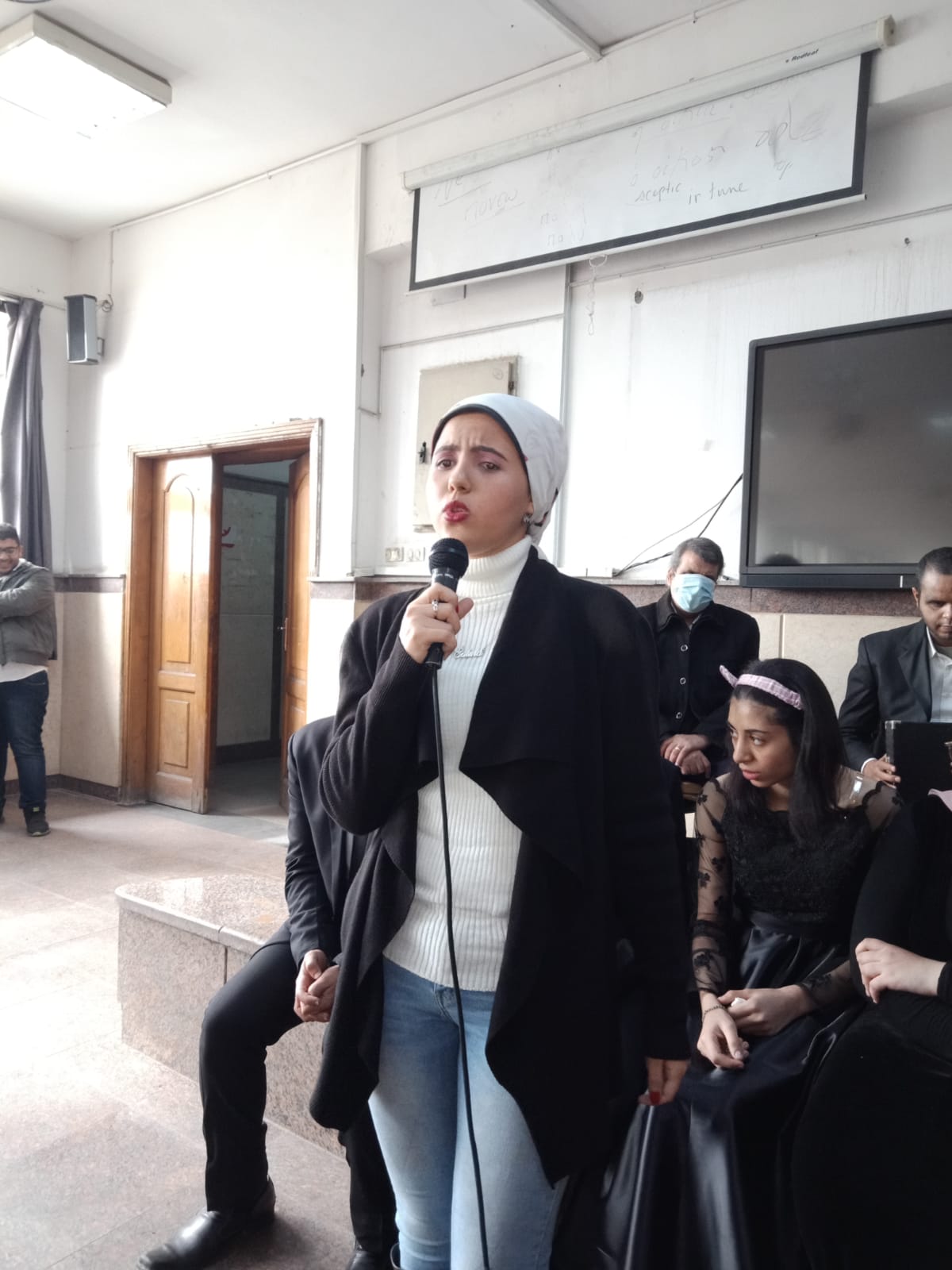 عميد آداب عين شمس يشيد بفريق كورال مركز الإبصار الإلكتروني وتكافؤ الفرص 