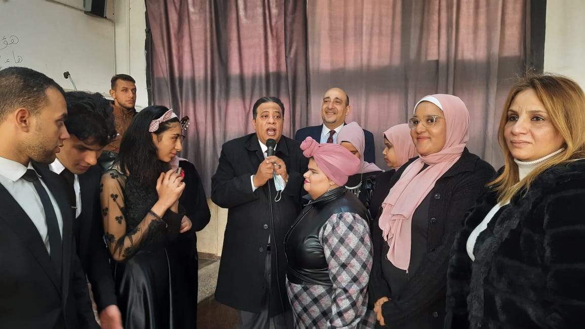عميد آداب عين شمس يشيد بفريق كورال مركز الإبصار الإلكتروني وتكافؤ الفرص 