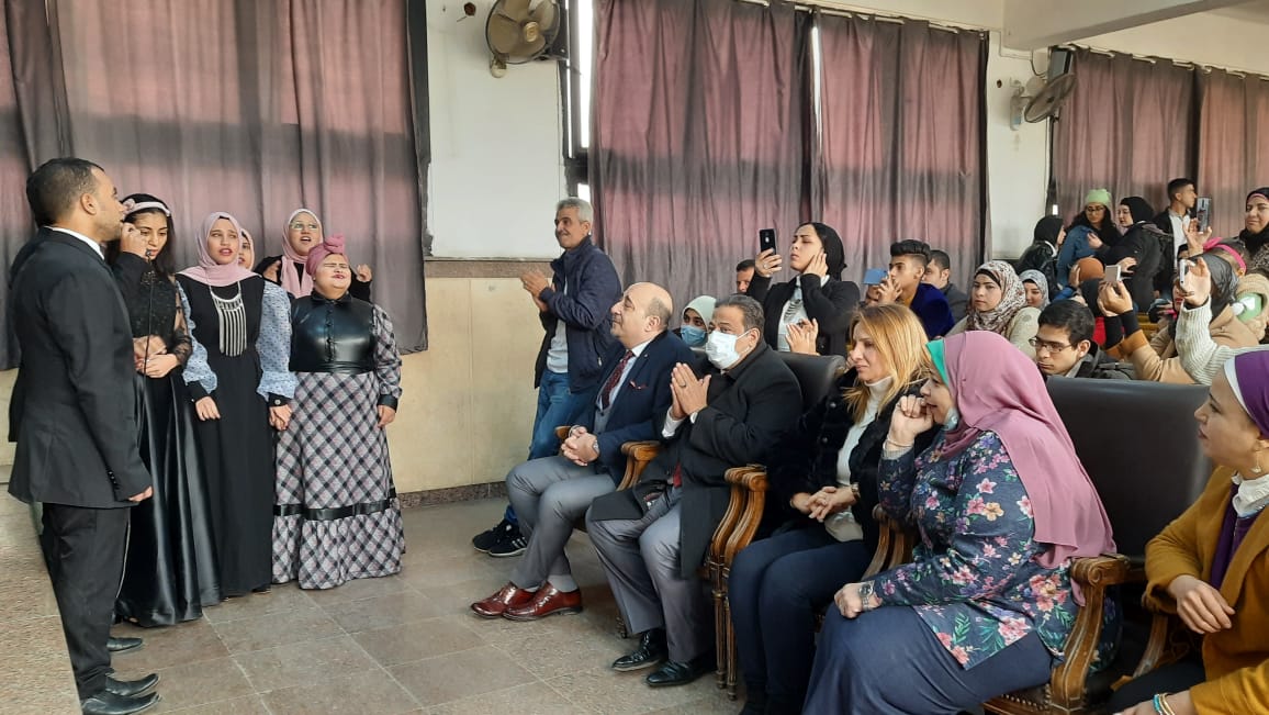 عميد آداب عين شمس يشيد بفريق كورال مركز الإبصار الإلكتروني وتكافؤ الفرص 