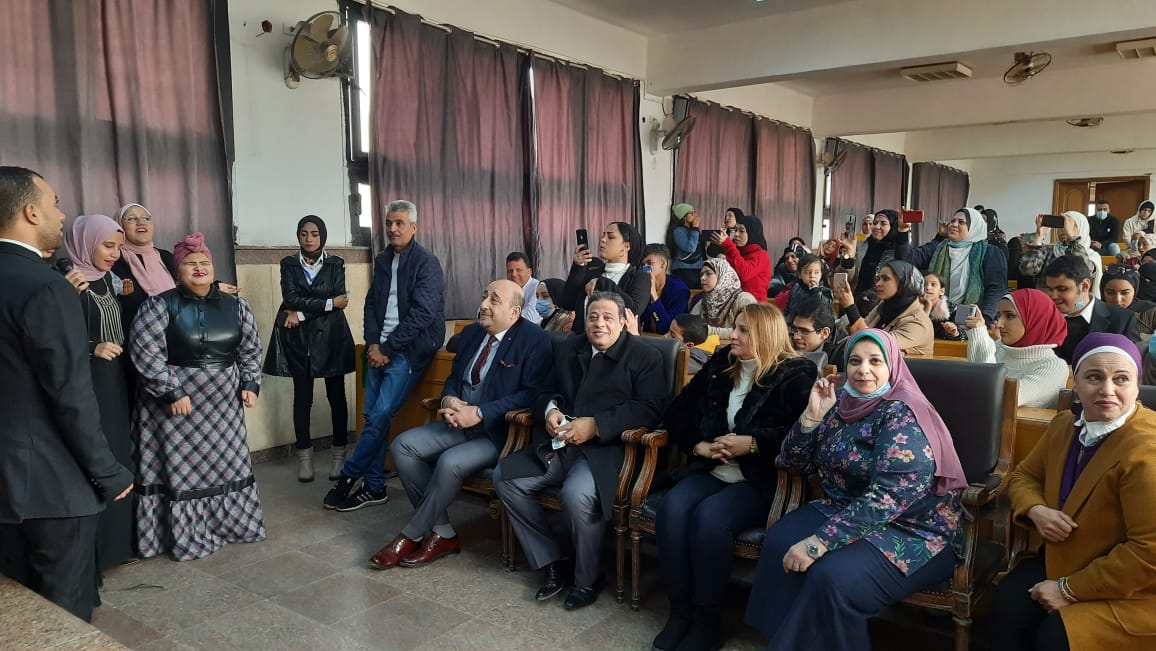 عميد آداب عين شمس يشيد بفريق كورال مركز الإبصار الإلكتروني وتكافؤ الفرص 