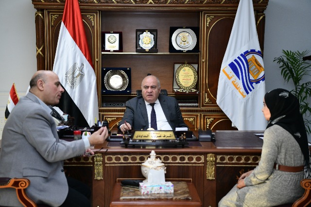 محافظ قنا يواصل استقبال المواطنين بمكتبه لبحث شكواهم