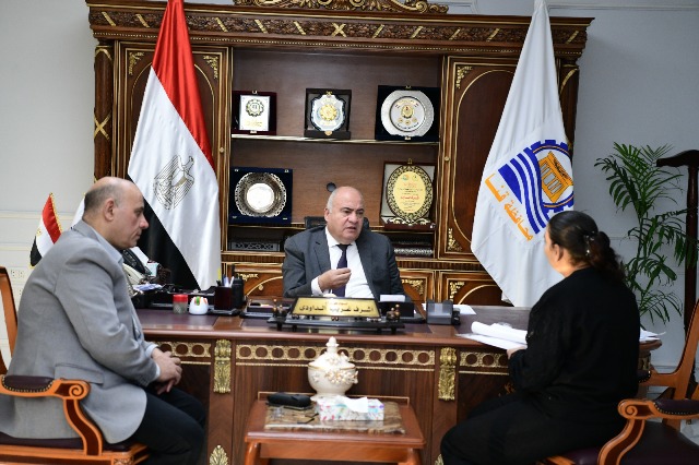 محافظ قنا يواصل استقبال المواطنين بمكتبه لبحث شكواهم