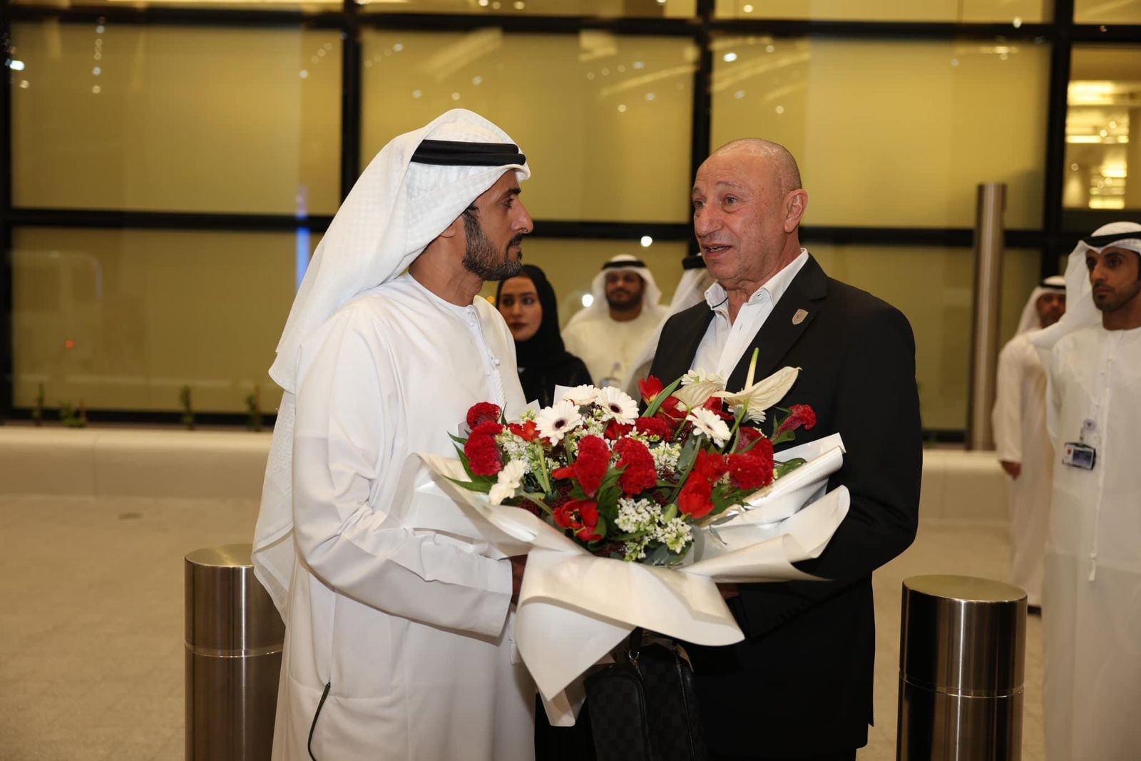 شاهد بالصور.. إستقبال بعثة الأهلي بالورود في مطار أبوظبى