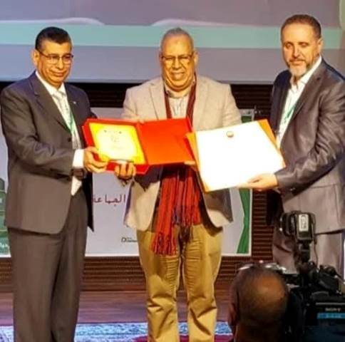  طارق والدمرداش أثناء التكريم - الكاتب الكبير عبدالكريم برشيد مع طارق حسن