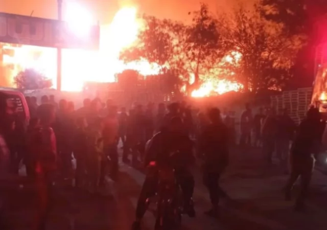 إندلاع حريق داخل مخزن أخشاب مؤسسة الزكاة 