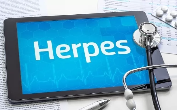 دواء مضاد للهربس قد يفاقم التدهور المعرفي في ألزهايمر المبكر 