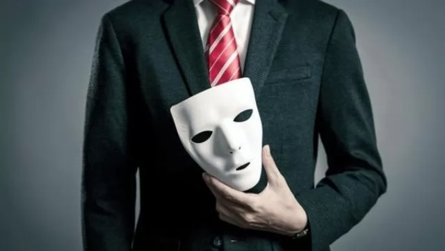 ما هو الفرق بين انتحال الشخصية وانتحال الصفة؟ 