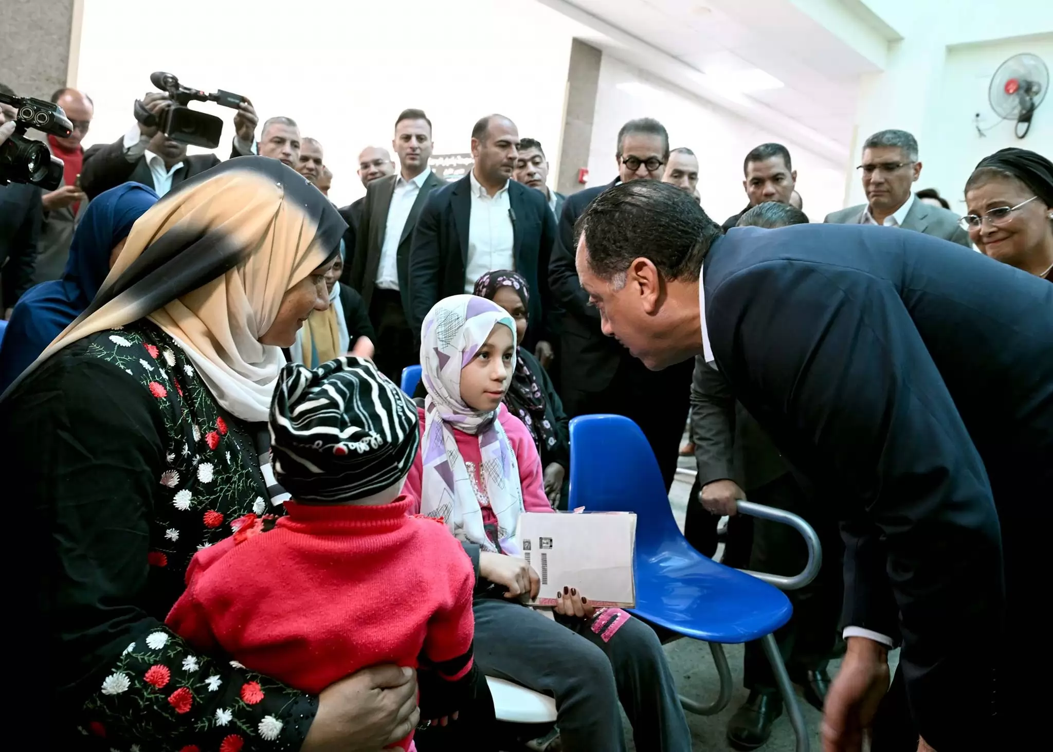 مدبولي يجري حوارا مع المواطنين المترددين على مركز" طب الاسرة" حول الخدمات المقدمة 