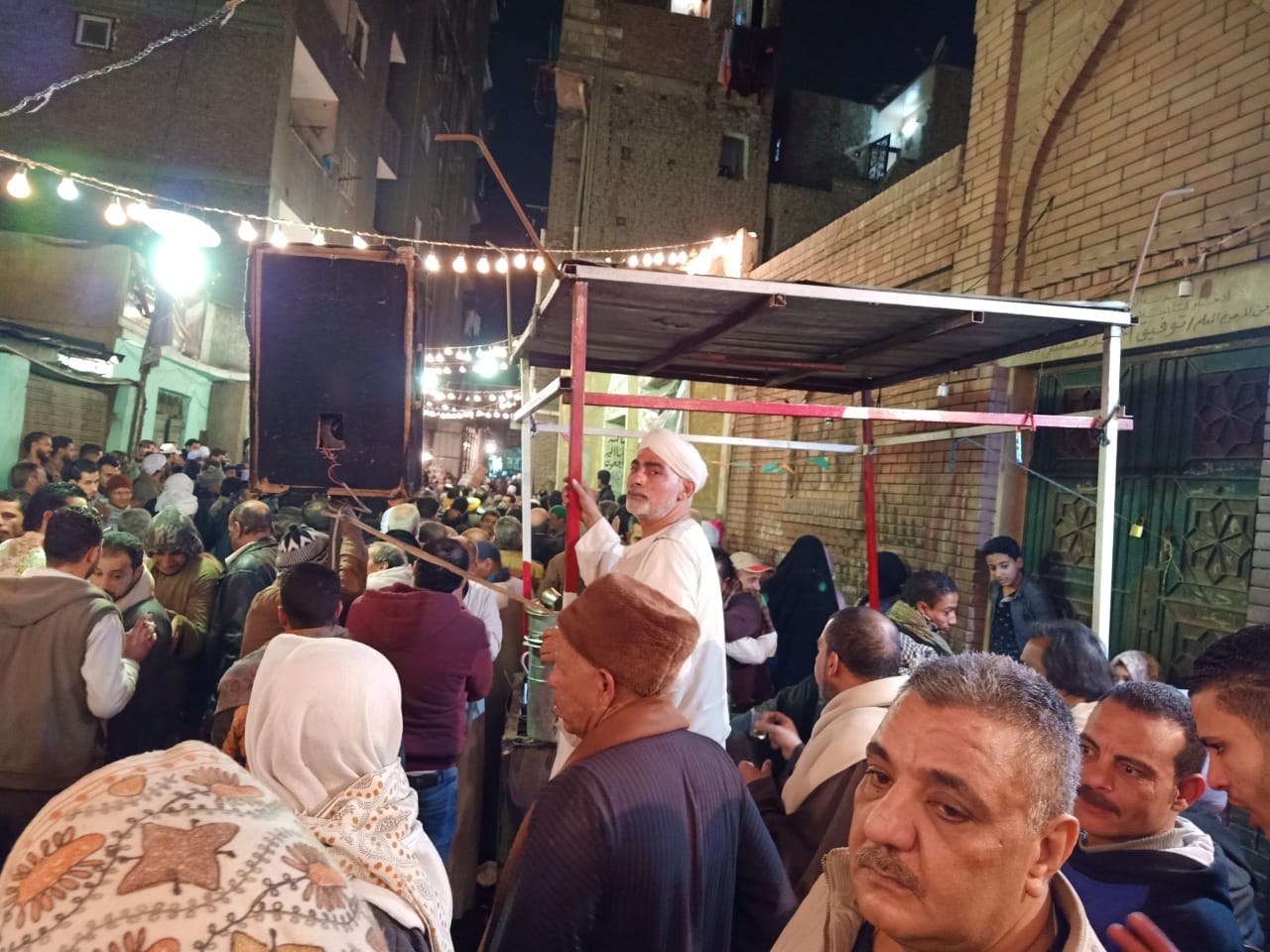 الآف المصريين يحتفلون بالليلة الختامية لمولد الامام على زين العابدين الحسين 
