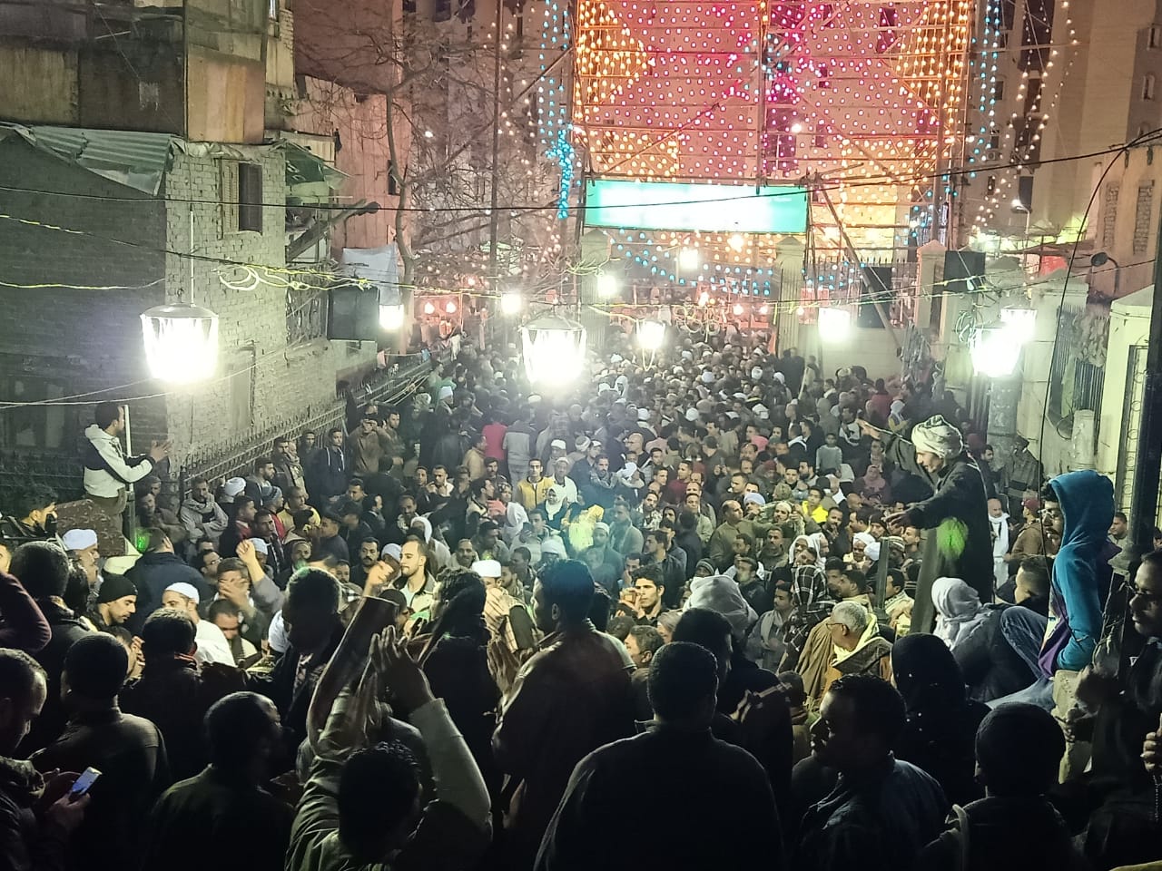 الآف المصريين يحتفلون بالليلة الختامية لمولد الامام على زين العابدين الحسين 