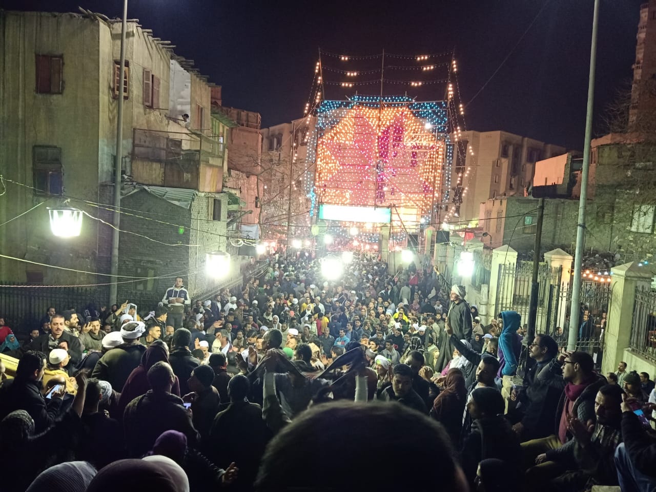 الآف المصريين يحتفلون بالليلة الختامية لمولد الامام على زين العابدين الحسين 