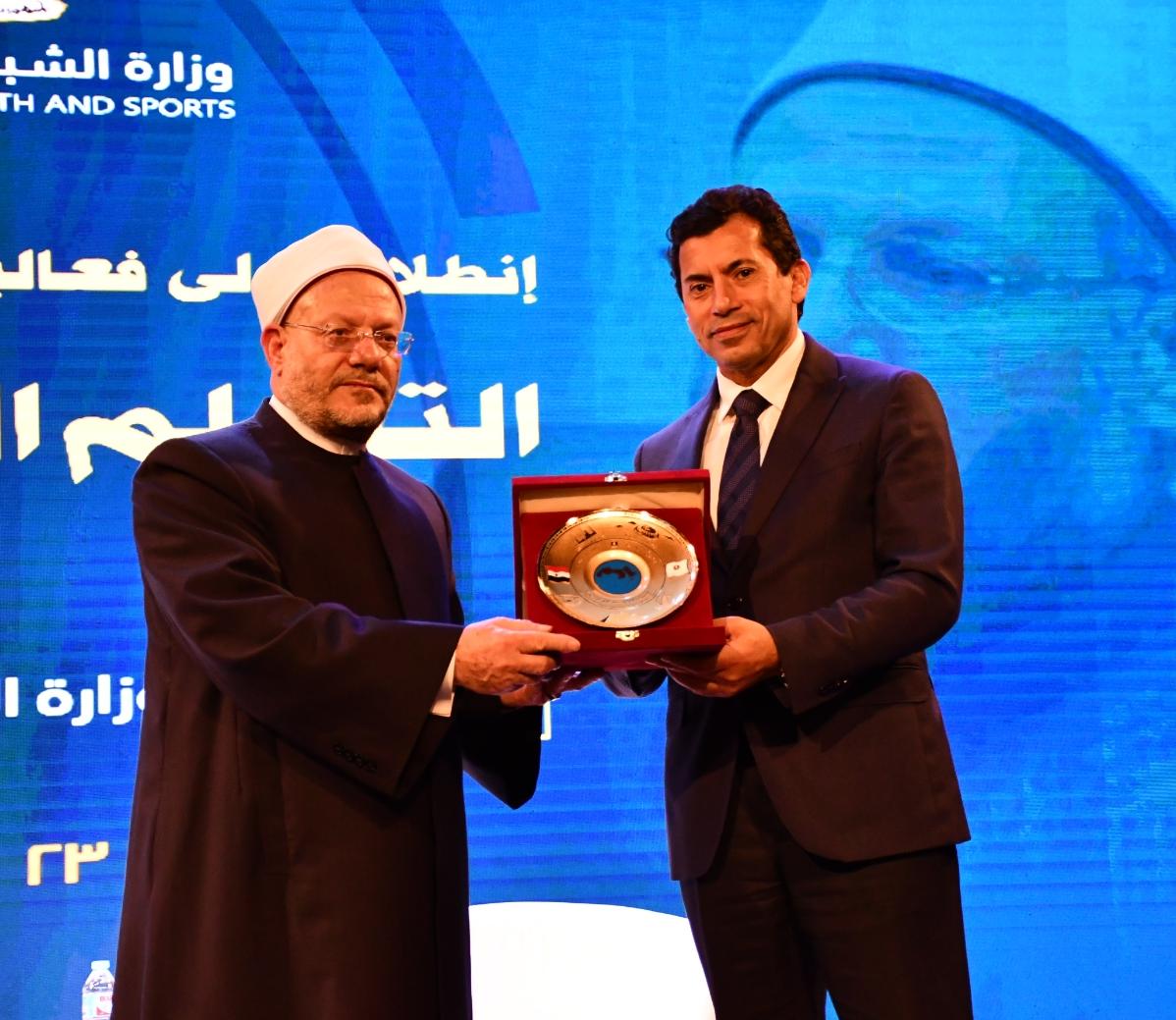 وزير الشباب والرياضة يكرم مفتي الجمهورية لجهوده في مواجهة التطرف والتأسلم السياسي