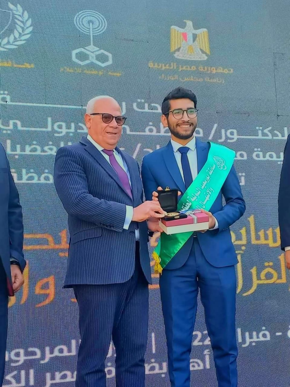 محافظ مطروح يهنئ الفائز الأول عالمياً في الانشاد الديني 