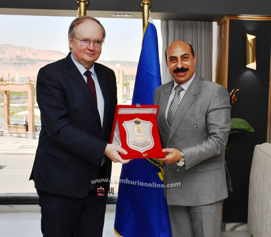 محافظ أسوان يهدي درع المحافظة لسفير الاتحاد الأوروبى  