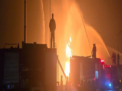 نشوب حريق هائل داخل مصنع حلويات بشبين القناطر 