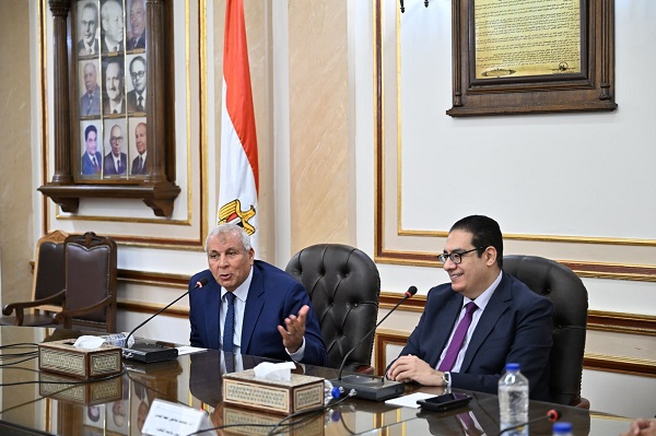 رئيس جامعة القاهرة ومحافظ الوادي الجديد