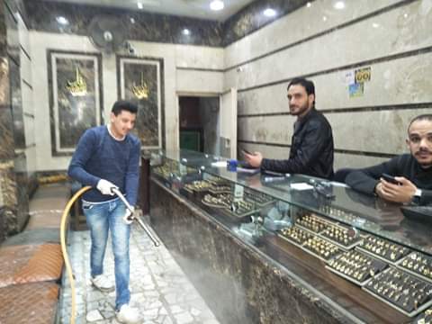 شباب كوم الفرج يطهر الشوارع لمواجهة كورونا بمشاركة رئيس القرية 