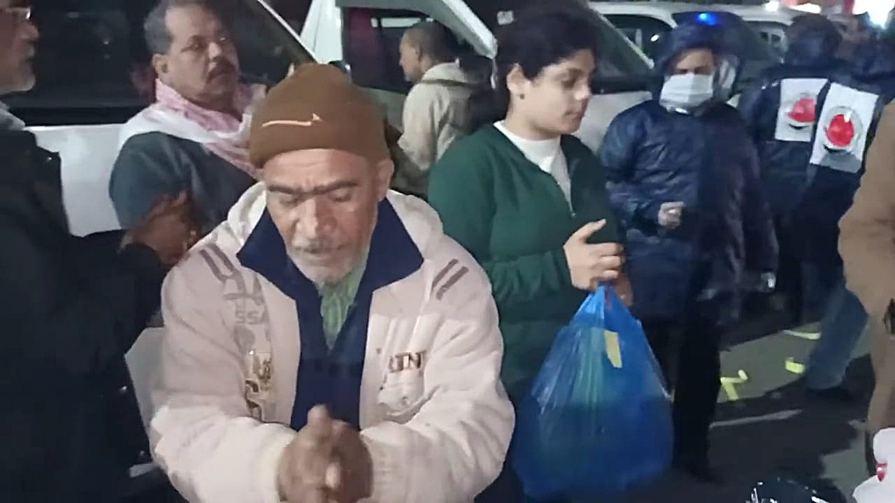 شباب القبائل يعقمون المواطنين