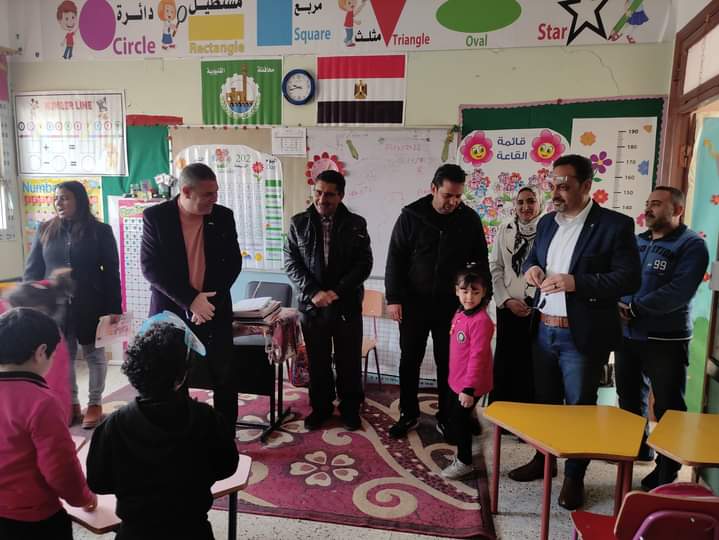 مدير ووكيل تعليم العبور يتفقدان مدرسة الشهيد عمرو مسعد الرسمية لغات