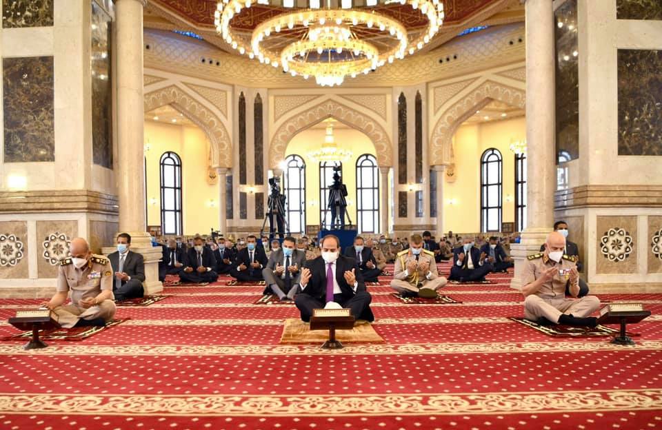 الرئيس يؤدي صلاة الجمعة بمسجد المشير طنطاوی 