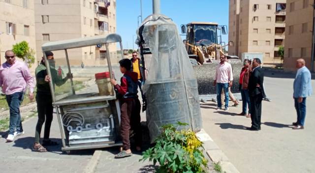 رئيس جهاز مدينة بدر يقود حملة على الإشغالات والمخالفات فى الإسكان الإجتماعى.. بالصور