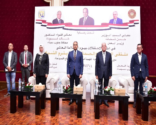 وزير العمل ومحافظ جنوب سيناء يُسلّمان عقود عمل لذوى همم 